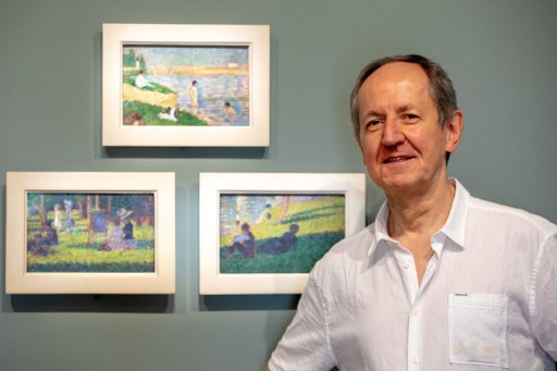 Le Pr Pierre-Michel Menger devant des toiles de Georges Seurat
