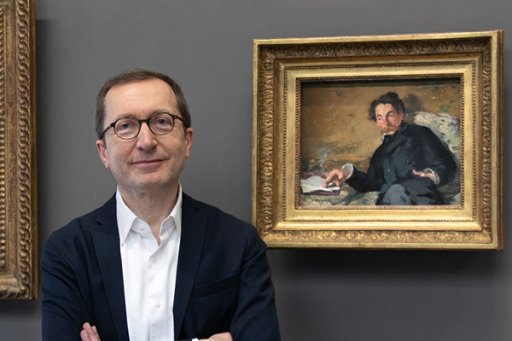 Le Pr William Marx se tenant à côté du "Portrait de Stéphane Mallarmé", peinture d'Edouard Manet
