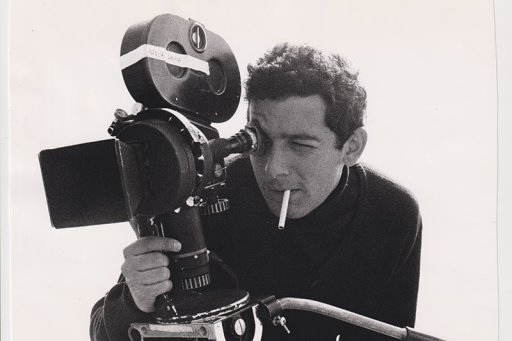 Homme (Marin Karmitz) regardant dans une caméra