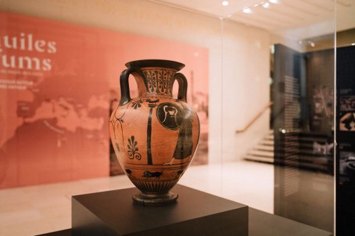 Pseudo-Panathenaic amphora decorated with two Athena Promachos. Painted ceramic, 480-450 B.C. Musée du Louvre