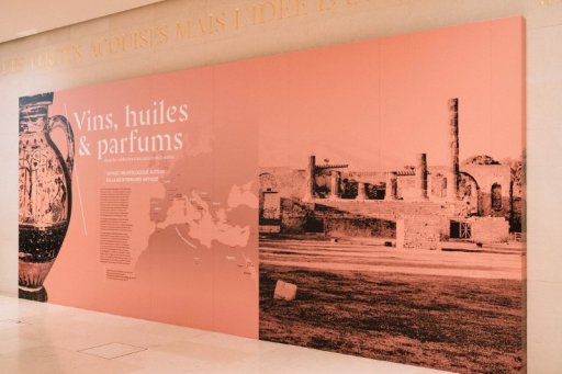 Panneau de présentation de l'exposition "Vins, huiles et parfums : voyage archéologique autour de la Méditerranée antique "
