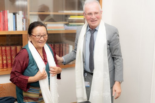 Mme Surkhang et l'Administrateur