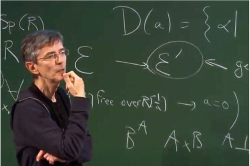 Thierry Coquand devant un tableau rempli de formules mathématiques
