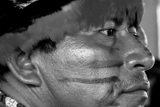 Photo en noir et blanc d'Aurelio Chino Dahua, Président FEDIQUEP Pastaza au Peru