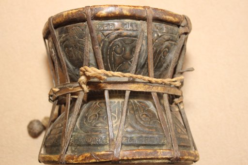 Tambour ḍamaru du roi Jagat Prakāśa Malla (peaux et caisses de résonance en cuivre, cuir et coton), Népal.