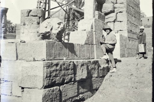 Photographie en noir et blanc d'Étienne Drioton à Tod, à côté d'un temple égyptien ancien en cours de restauration