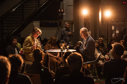 Le Pr Denis Duboule et la dramaturge Claire Audhuy lors du « Curieux Festival » 2025