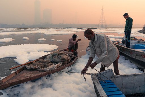 Nuages de mousse toxique à la surface de l'eau, causés par les polluants, comme les PFAS, rejetés par les usines