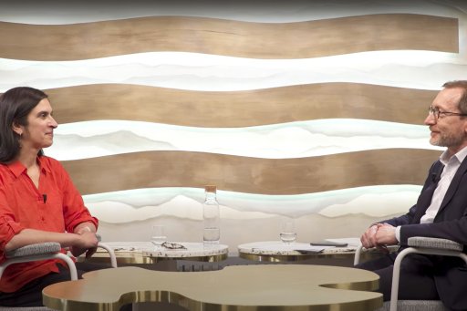 Deux personnes assises face à face dialoguant