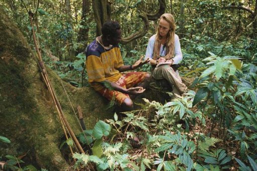 Deux personnes assises dans une forêt en train de discuter