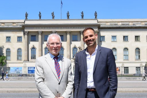 Thomas Römer et Yoan Vilain devant l'Université Humbolt de Berlin