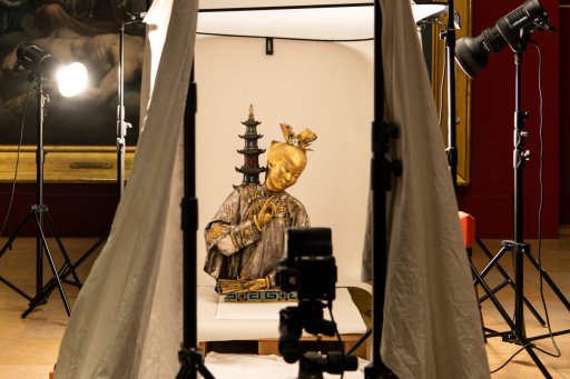 Statue asiatique traditionnelle avec costume décoré et accessoires