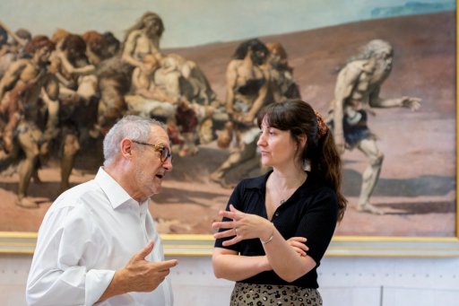 Deux personnes discutant devant un tableau