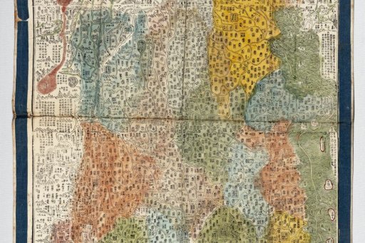 Carte ancienne colorée de la Chine avec des caractères chinois et des régions délimitées en couleurs.