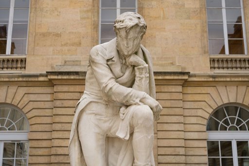 Statue de Champollion dans la cour d'honneur du Collège de France