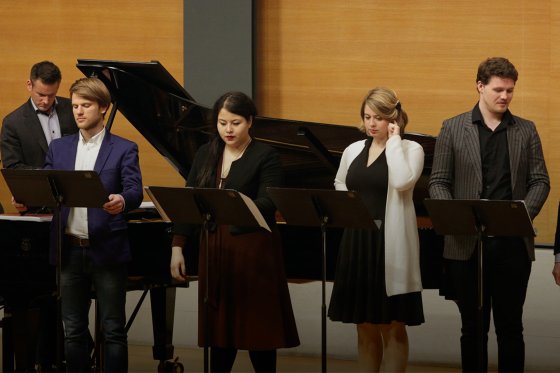 Chanteurs devant un piano