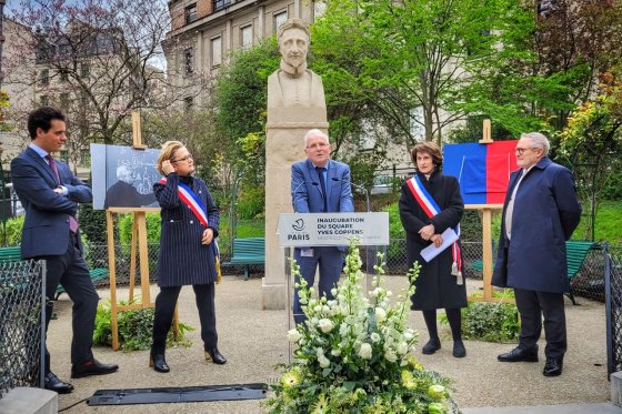 Mme Berthout, maire du Ve arrondissement, Mme Marie-Christine Lemardeley, adjointe à la mairie de Paris chargée de la recherche, de l’enseignement supérieur et de la vie étudiante, M. Thomas Römer, professeur et administrateur du Collège de France, à l'occasion de l'inauguration du square Yves Coppens.