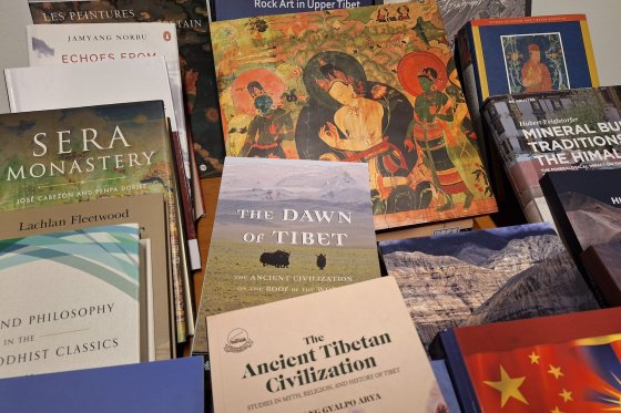 Présentation de certains livres acquis par la bibliothèque d'études tibétaines en 2024
