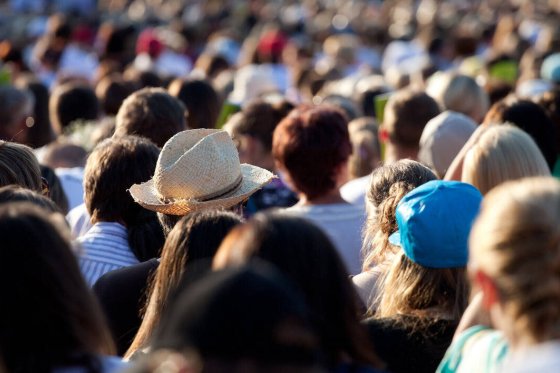 Foule dense vue de dos