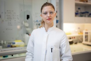 Adèle Peugeot dans son laboratoire
