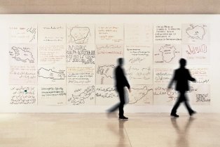 Mur du foyer du Collège de France recouvert de textes de migrants