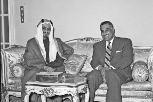 Gamal Abdel Nasser en réunion avec le prince héritier et premier ministre saoudien, Fayçal ibn Abdelaziz Al-Saoud.