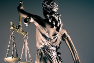 Statuette représentant la Justice, de dos