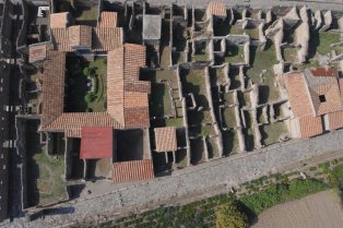 Fouilles archéologiques vues de haut : Pompéi, quartier des tanneries, 2005
