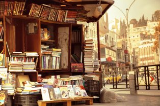 Photo d'une librairie en extérieure, crédits : Ayman Yusuf/Licence Unsplash