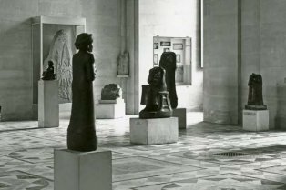 La salle des Gudea dans la Galerie d’Angoulême à partir de 1947 © MdL / Département des Antiquités orientales