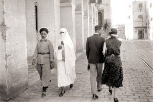  Un couple algérien et un couple européen se croisent dans une rue d’Alger 