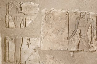 Pierre gravée avec hieroglyphes