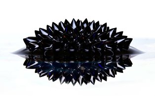 Ferrofluide sous l'influence d'un champ magnétique intense