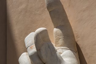 Statue colossale de Constantin, main droite (cour). Musée du Capitole (Rome) ─ Valéry Hugotte, 2015