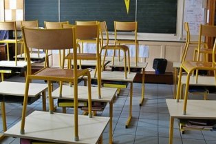 Des chaises sur des table dans une salle de classe