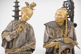 Statues asiatiques traditionnelles assis avec costumes décorés et accessoires.