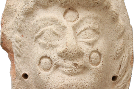 Tête de figurine en terre cuite