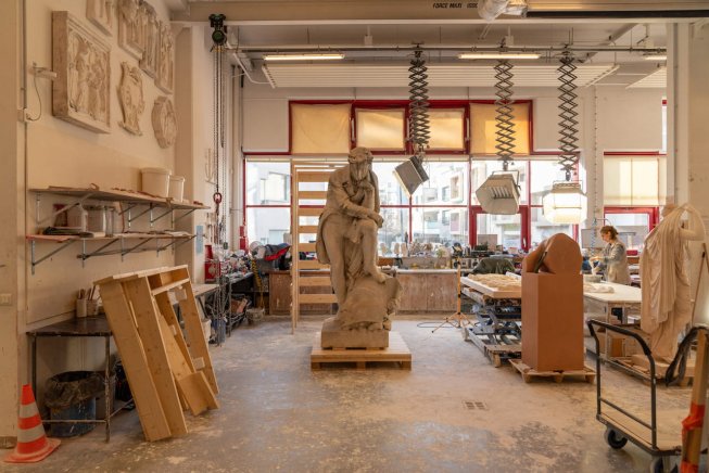 Statue au milieu d'un atelier d’art