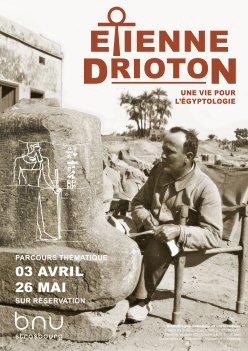 Affiche montrant Étienne Drioton assis sur une chaise lors d'une expédition archéologique