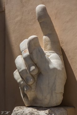 Colossal statue of Constantine, right hand (courtyard). Capitoline Museum (Rome) ─ Valéry Hugotte, 2015