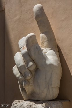 Statue colossale de Constantin, main droite (cour). Musée du Capitole (Rome) ─ Valéry Hugotte, 2015