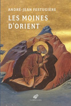 Homme barbu en prière, vêtu d'une robe marron, dans un paysage rocheux