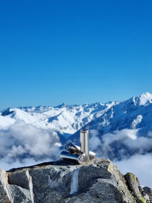 Batteries déposées sur un mont rocheux, paysage montagnard