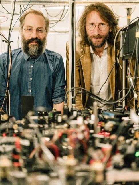 Marco Schiró et Nathan Goldman devant une expérience d’atomes froids