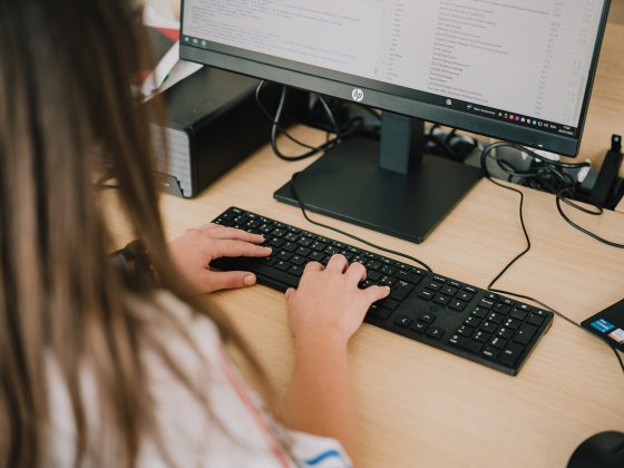 Dorothea Mylopotamitaki tapant sur le clavier de son ordinateur