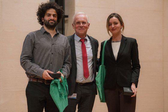 L'administrateur Thomas Römer, entouré des deux lauréats du prix de la Fondation Hugot du Collège de France : Olimpia Cutinelli-Rendina et Sélim Natahi