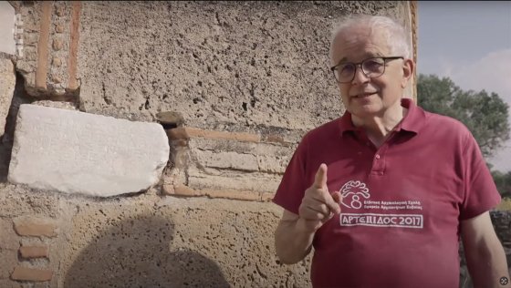 Denis Knoepfler sur le site du sanctuaire d'Artémis à Amarynthos