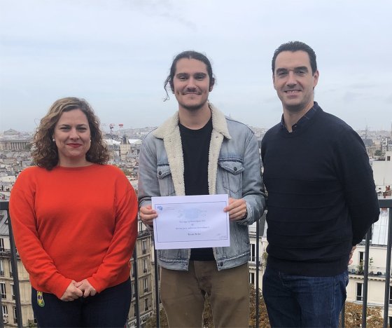 MaximeDecker, winner of the SCF M2 annual prize, flanked by Dr Maria Gomez-Mingot and Dr Carlos Sánchez-Sánchez