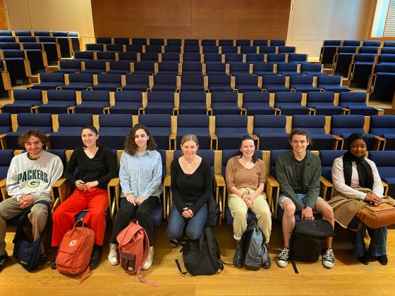 Les étudiants de parcours CPES et Mme Emmanuelle Porcher dans l'amphithéâtre du Collège de France