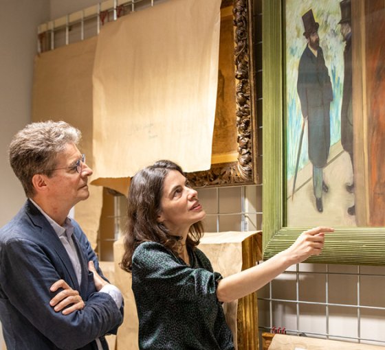 Isolde Pludermacher and Antoine Compagnon in front of a painting by Edgar Degas